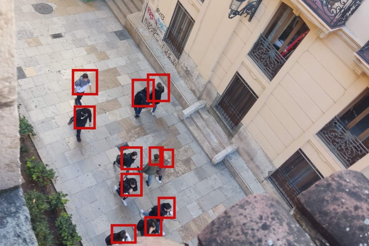 Captura de una cámara-sensor de Witeklab empleada para el conteo de visitantes en un área cercana a un edificio emblemático de la ciudad de Valencia