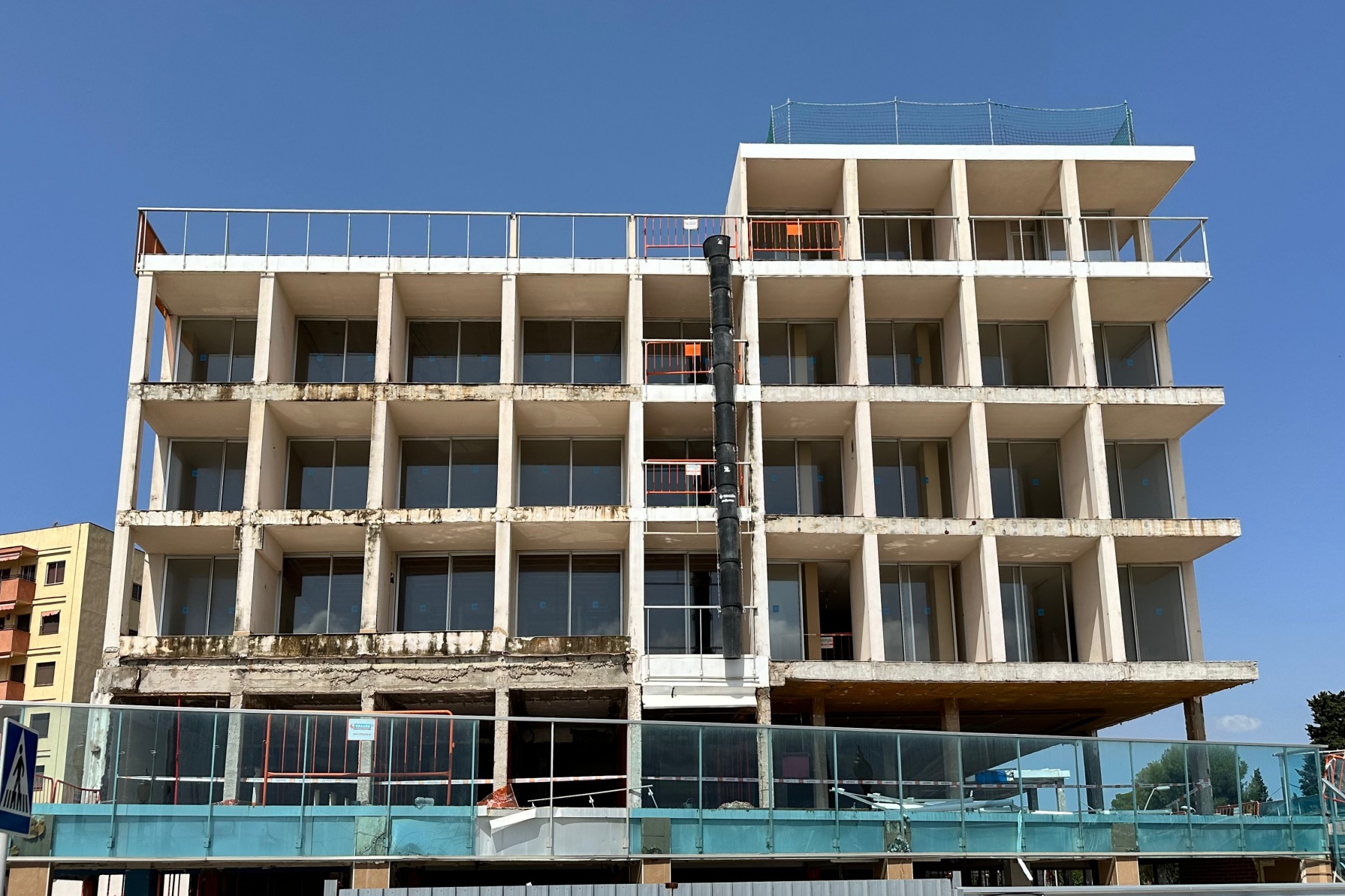 Miembros del equipo técnico de Witeklab y la UPV supervisando el proyecto piloto de Corrochip