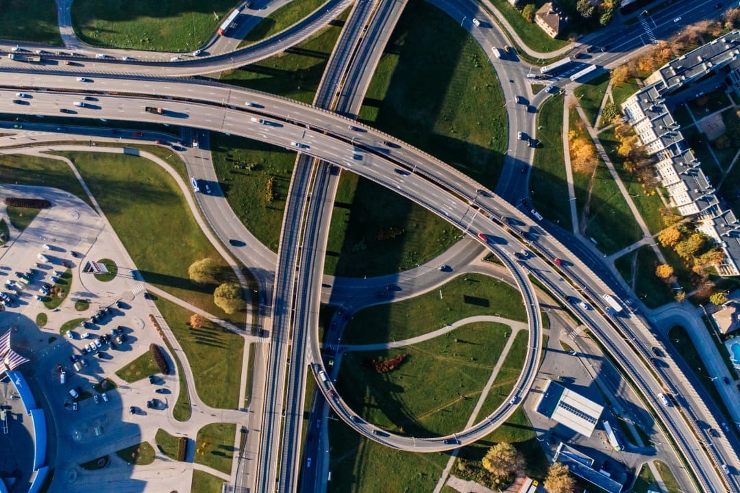 Nudo viario con viaducto elevado. Red de carreteras.