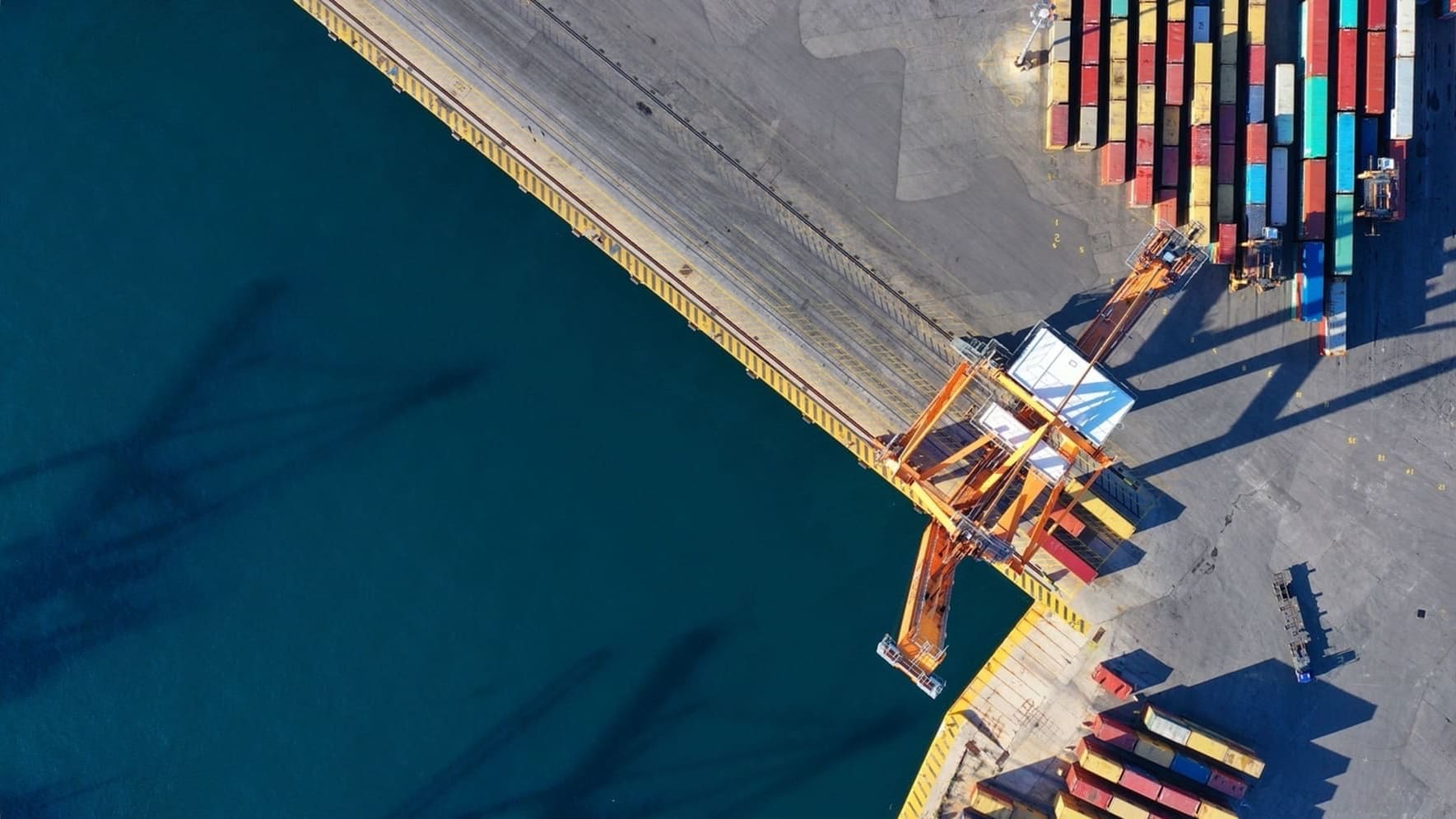 Imagen aérea de muelle de carga. Estructura monitorizada con Corrochip Cover